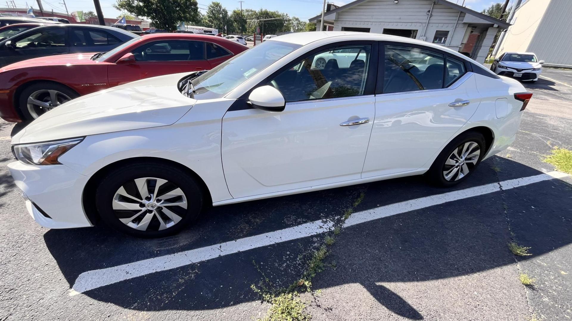 2020 white Nissan Altima 2.5 S (1N4BL4BV6LC) with an 2.5L L4 DOHC 16V engine, CVT transmission, located at 945 E. Jefferson Blvd, Dallas, TX, 75203, (214) 943-7777, 32.752514, -96.811630 - Photo#0