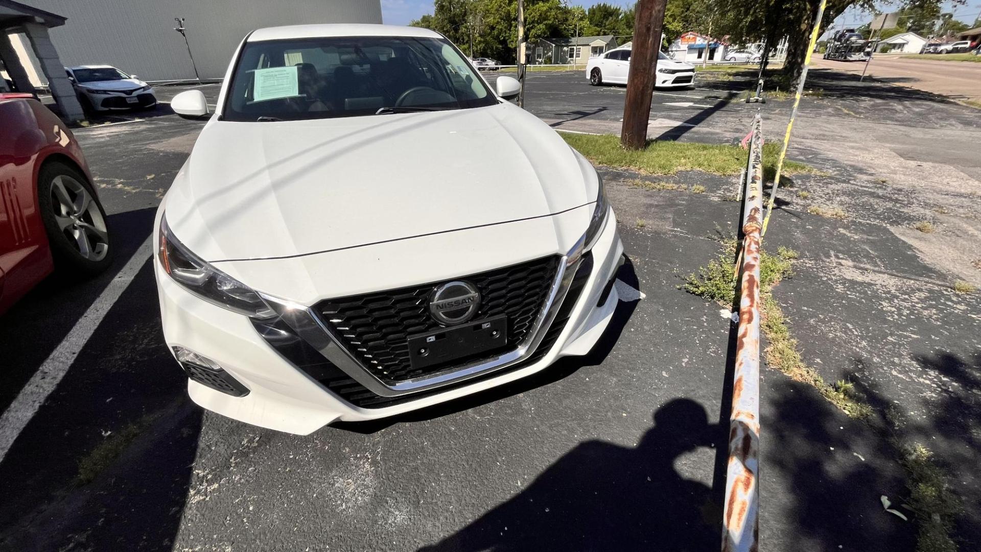 2020 white Nissan Altima 2.5 S (1N4BL4BV6LC) with an 2.5L L4 DOHC 16V engine, CVT transmission, located at 945 E. Jefferson Blvd, Dallas, TX, 75203, (214) 943-7777, 32.752514, -96.811630 - Photo#1