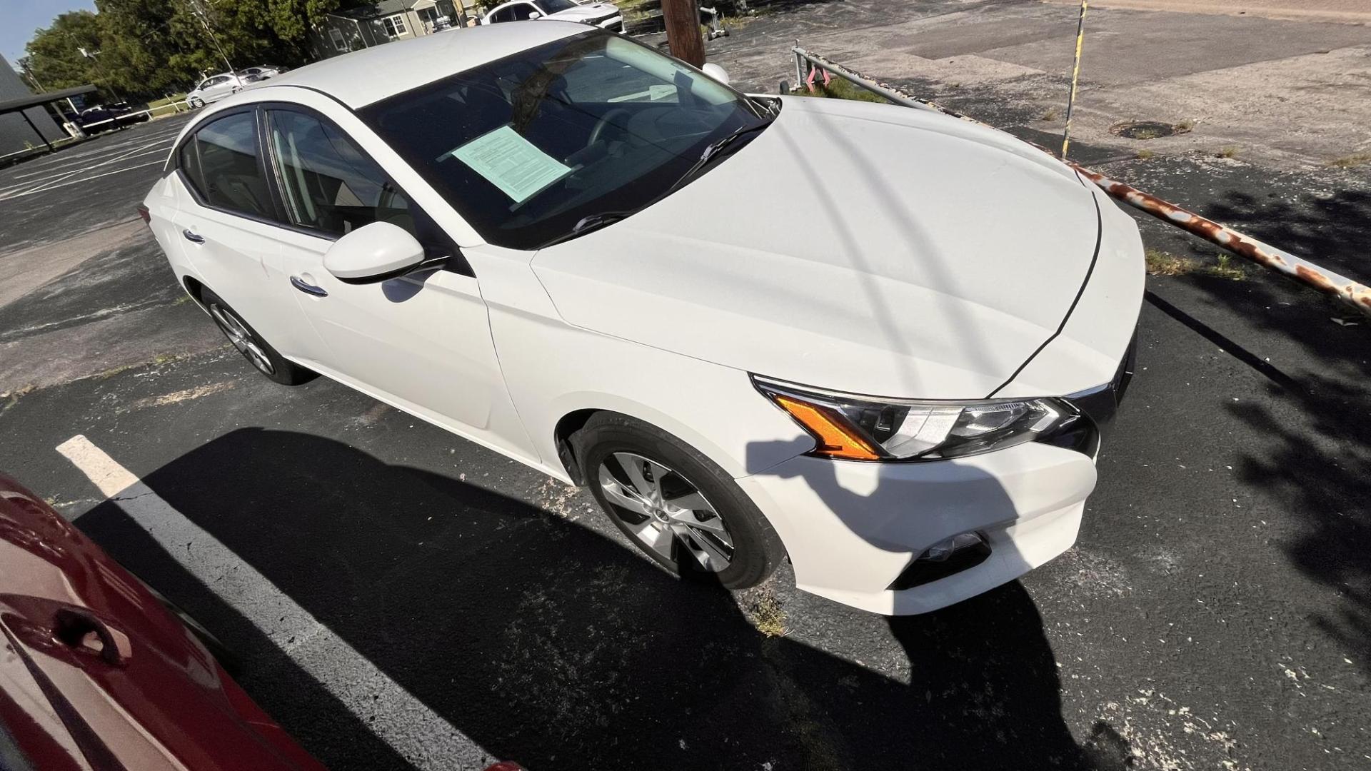 2020 white Nissan Altima 2.5 S (1N4BL4BV6LC) with an 2.5L L4 DOHC 16V engine, CVT transmission, located at 945 E. Jefferson Blvd, Dallas, TX, 75203, (214) 943-7777, 32.752514, -96.811630 - Photo#2