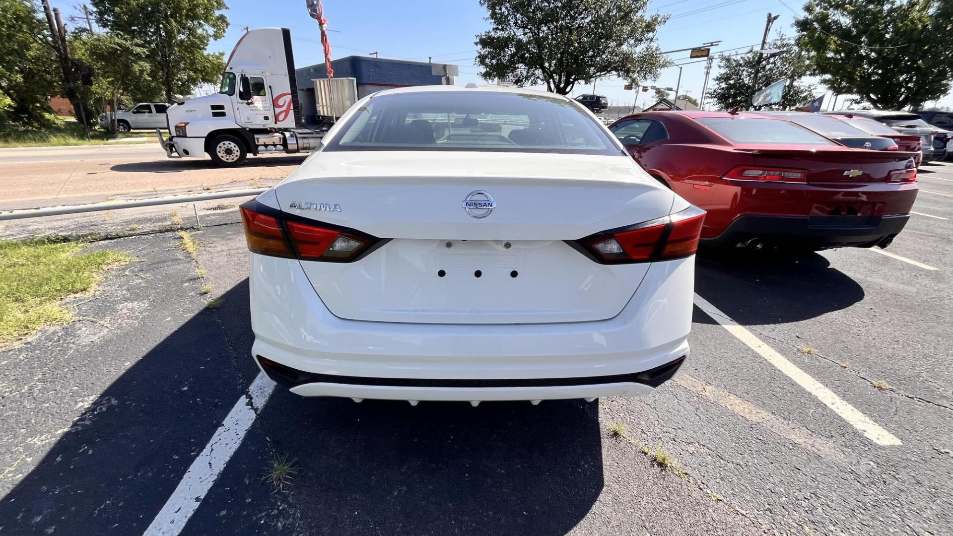 2020 white Nissan Altima 2.5 S (1N4BL4BV6LC) with an 2.5L L4 DOHC 16V engine, CVT transmission, located at 945 E. Jefferson Blvd, Dallas, TX, 75203, (214) 943-7777, 32.752514, -96.811630 - Photo#3