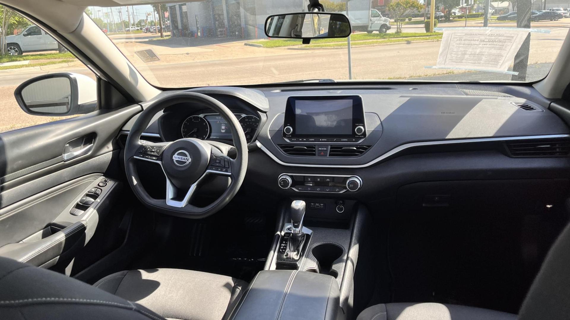 2020 white Nissan Altima 2.5 S (1N4BL4BV6LC) with an 2.5L L4 DOHC 16V engine, CVT transmission, located at 945 E. Jefferson Blvd, Dallas, TX, 75203, (214) 943-7777, 32.752514, -96.811630 - Photo#4