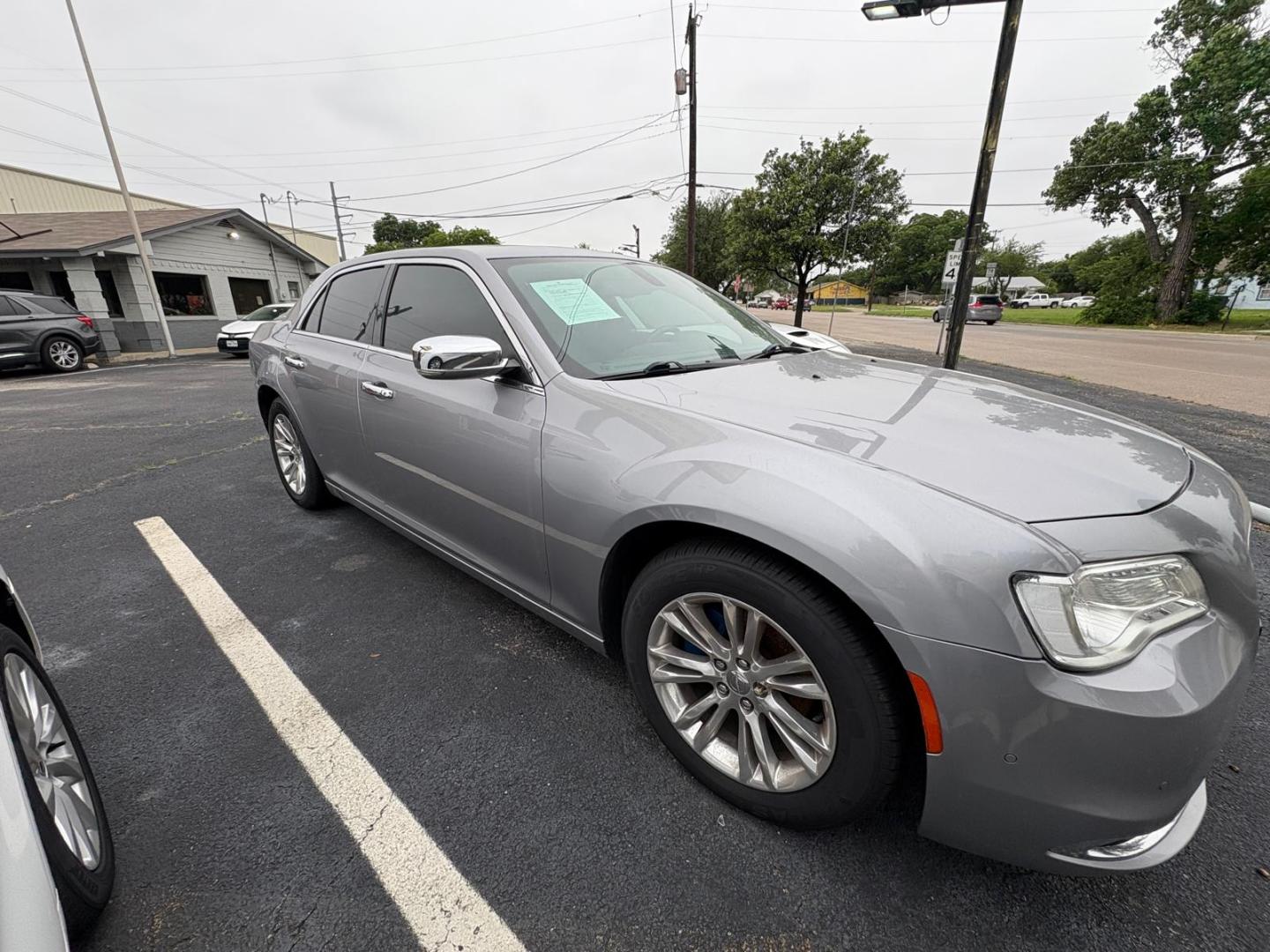 2017 Silver /Black Chrysler 300 Limited RWD (2C3CCAAG3HH) with an 3.6L V6 SOHC 24V engine, 8A transmission, located at 945 E. Jefferson Blvd, Dallas, TX, 75203, (214) 943-7777, 32.752514, -96.811630 - Photo#2
