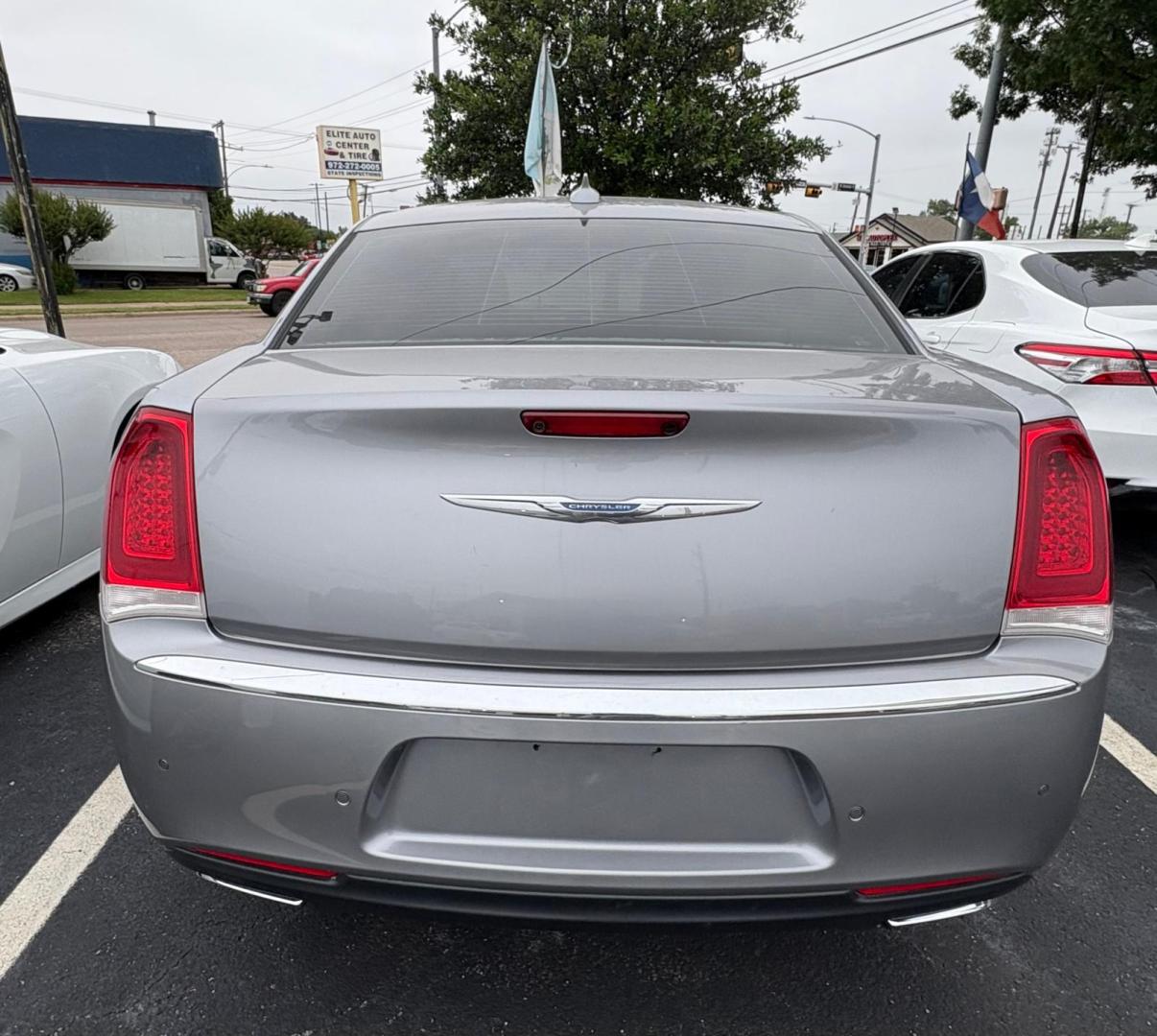 2017 Silver /Black Chrysler 300 Limited RWD (2C3CCAAG3HH) with an 3.6L V6 SOHC 24V engine, 8A transmission, located at 945 E. Jefferson Blvd, Dallas, TX, 75203, (214) 943-7777, 32.752514, -96.811630 - Photo#3