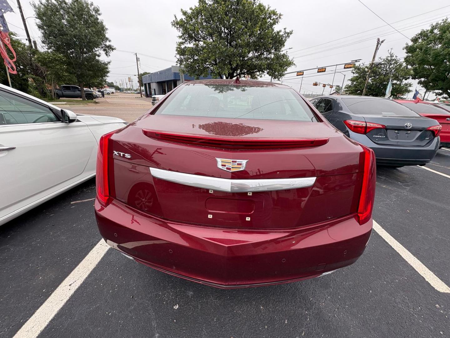 2017 Red Cadillac XTS Luxury FWD (2G61M5S38H9) with an 3.6L V6 DOHC 24V engine, 6A transmission, located at 945 E. Jefferson Blvd, Dallas, TX, 75203, (214) 943-7777, 32.752514, -96.811630 - Photo#3