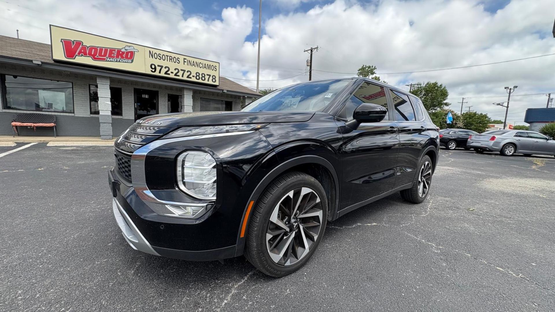2022 Black Mitsubishi Outlander SE 2WD (JA4J3UA8XNZ) with an 2.4L L4 DOHC 16V engine, CVT transmission, located at 945 E. Jefferson Blvd, Dallas, TX, 75203, (214) 943-7777, 32.752514, -96.811630 - Photo#0