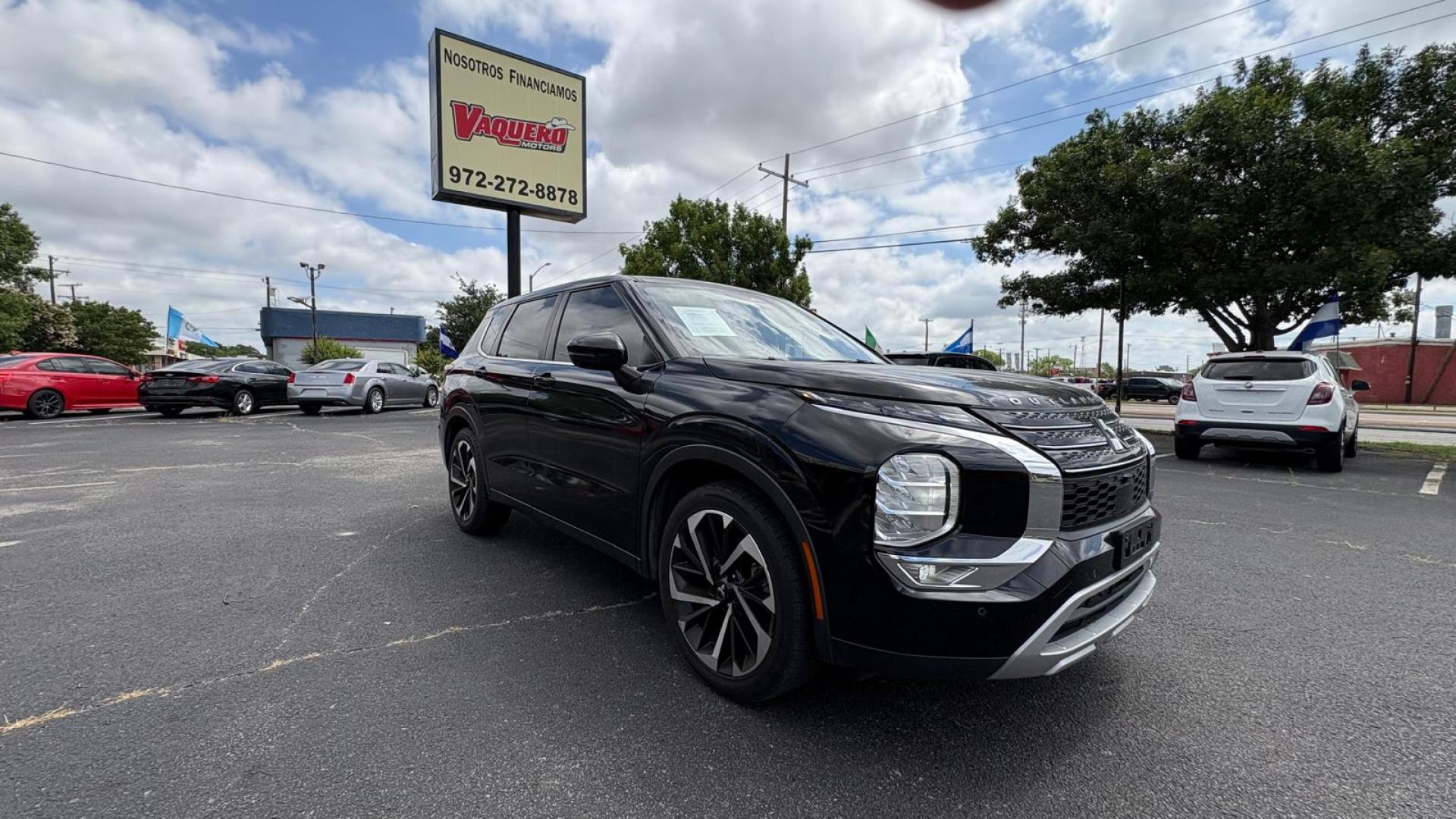 2022 Black Mitsubishi Outlander SE 2WD (JA4J3UA8XNZ) with an 2.4L L4 DOHC 16V engine, CVT transmission, located at 945 E. Jefferson Blvd, Dallas, TX, 75203, (214) 943-7777, 32.752514, -96.811630 - Photo#2