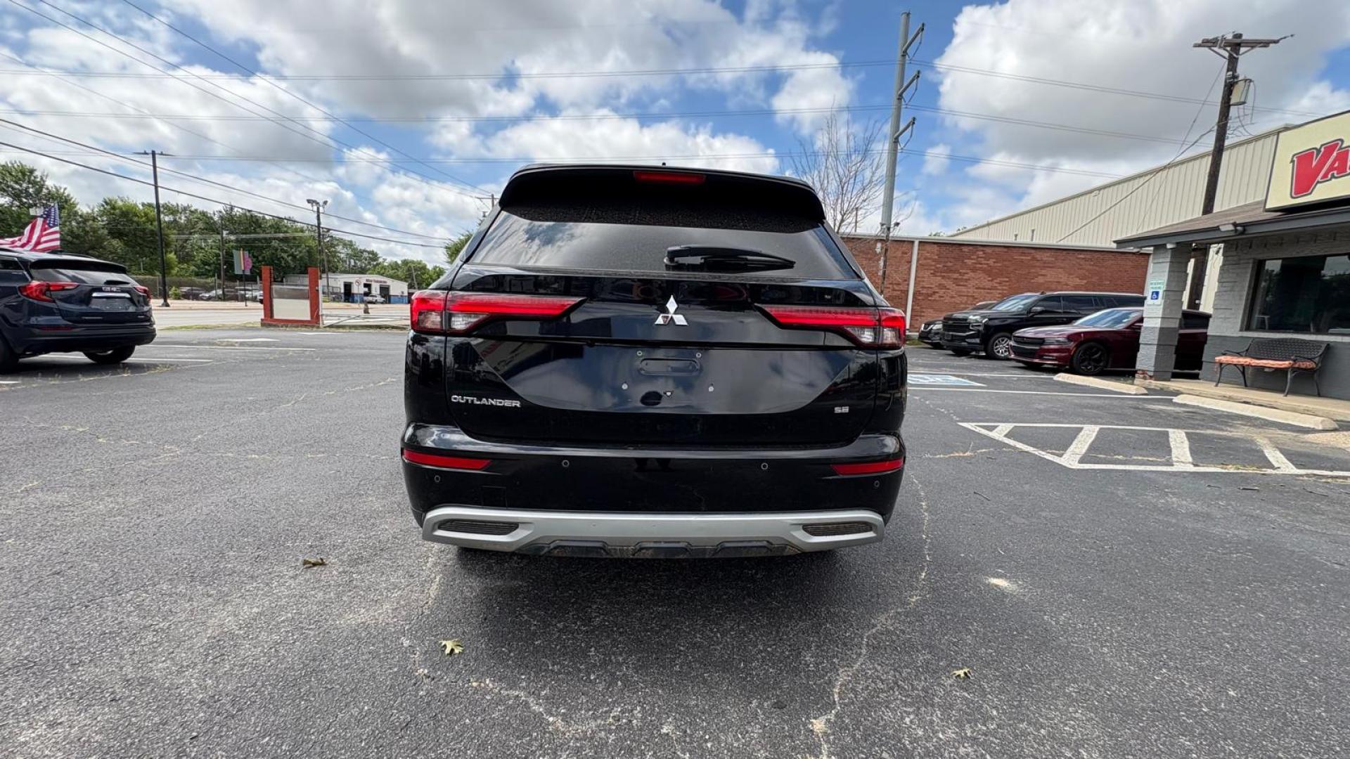 2022 Black Mitsubishi Outlander SE 2WD (JA4J3UA8XNZ) with an 2.4L L4 DOHC 16V engine, CVT transmission, located at 945 E. Jefferson Blvd, Dallas, TX, 75203, (214) 943-7777, 32.752514, -96.811630 - Photo#3