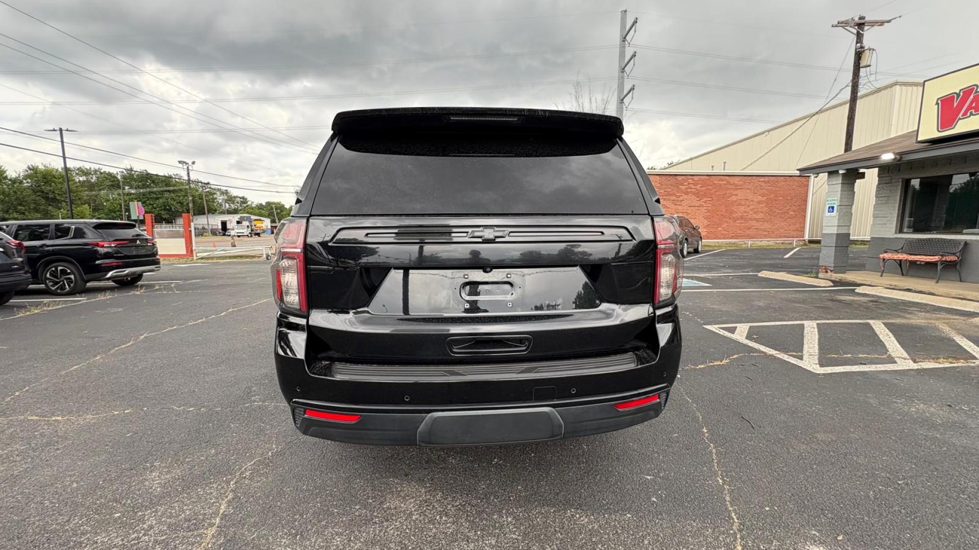 2021 Black Chevrolet Suburban LS (1GNSCBKD2MR) with an 5.3L V8 OHV 16V engine, 10A transmission, located at 945 E. Jefferson Blvd, Dallas, TX, 75203, (214) 943-7777, 32.752514, -96.811630 - Photo#3