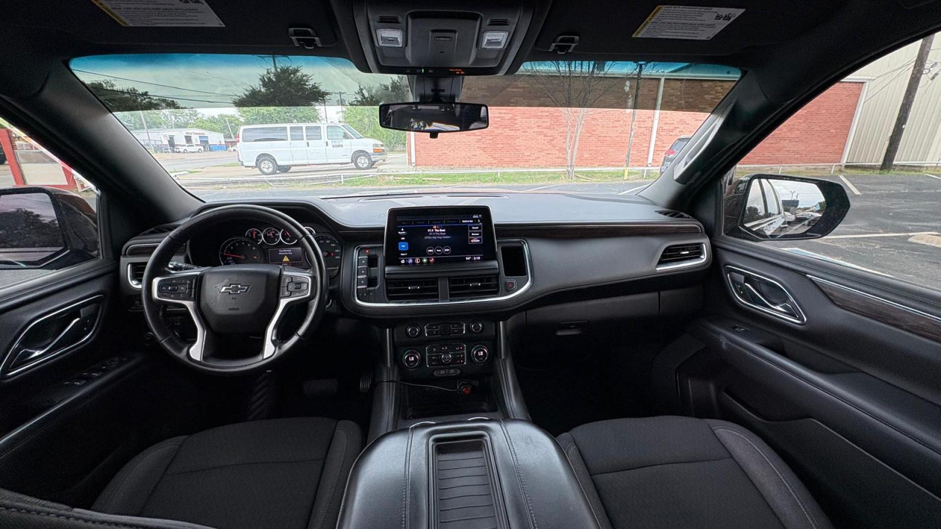 2021 Black Chevrolet Suburban LS (1GNSCBKD2MR) with an 5.3L V8 OHV 16V engine, 10A transmission, located at 945 E. Jefferson Blvd, Dallas, TX, 75203, (214) 943-7777, 32.752514, -96.811630 - Photo#4
