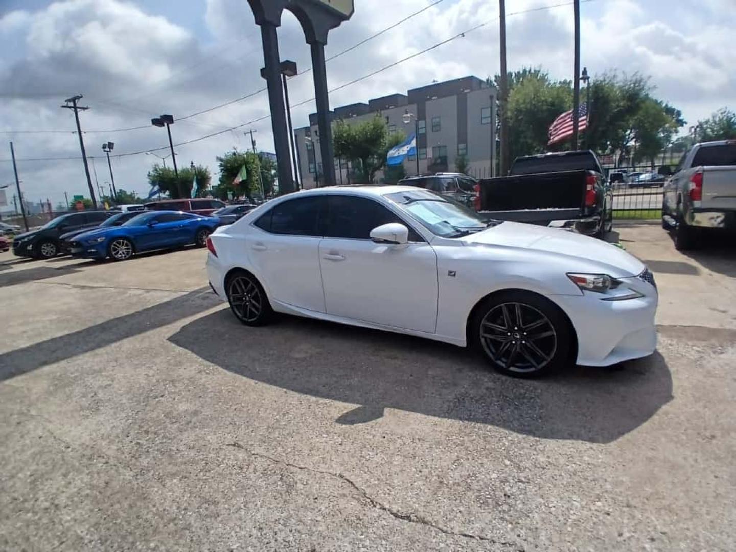 2014 White Lexus IS 250 RWD (JTHBF1D20E5) with an 2.5L V6 24V DOHC engine, 6-Speed Automatic transmission, located at 945 E. Jefferson Blvd, Dallas, TX, 75203, (214) 943-7777, 32.752514, -96.811630 - Photo#2
