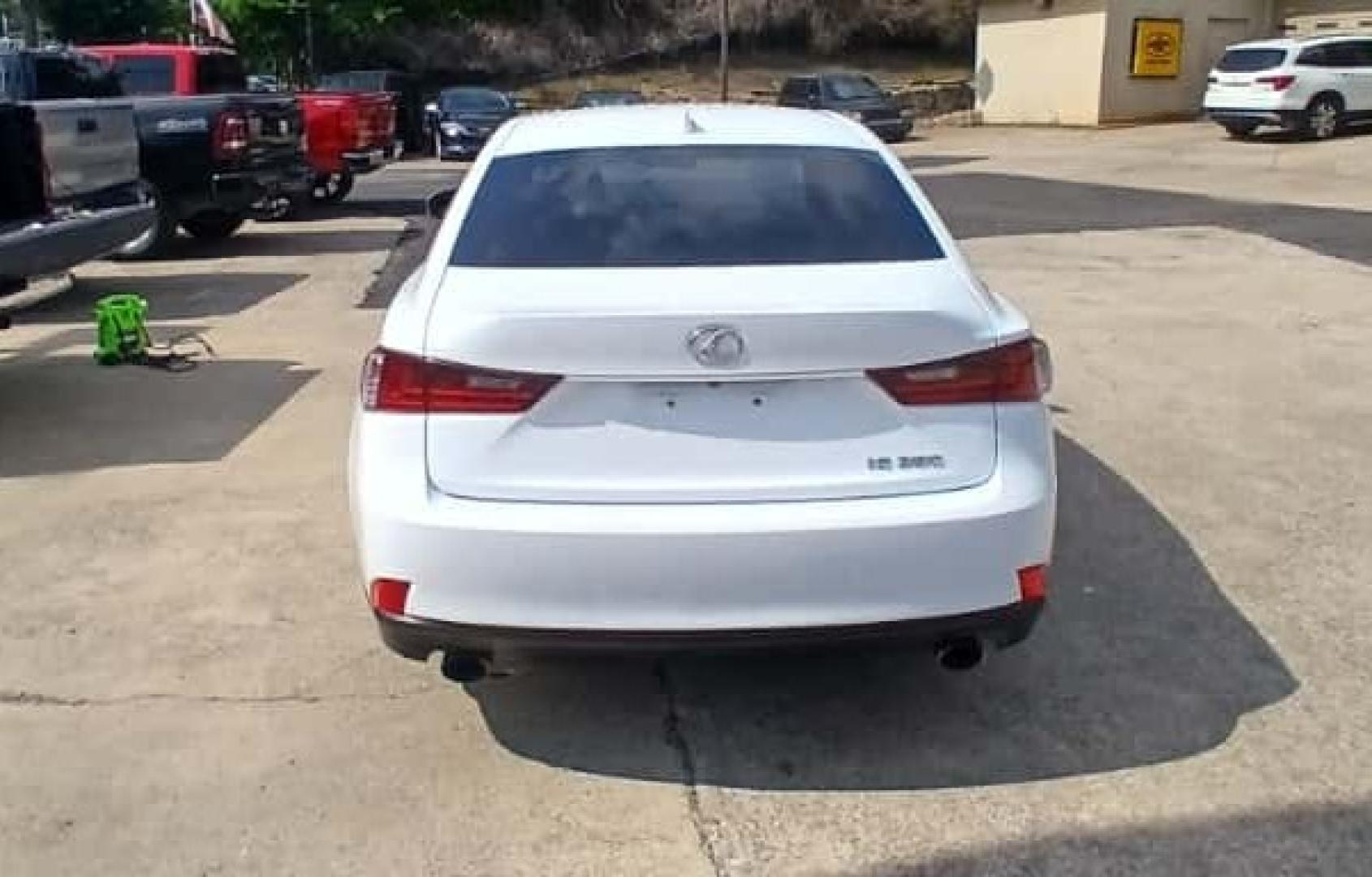 2014 White Lexus IS 250 RWD (JTHBF1D20E5) with an 2.5L V6 24V DOHC engine, 6-Speed Automatic transmission, located at 945 E. Jefferson Blvd, Dallas, TX, 75203, (214) 943-7777, 32.752514, -96.811630 - Photo#3