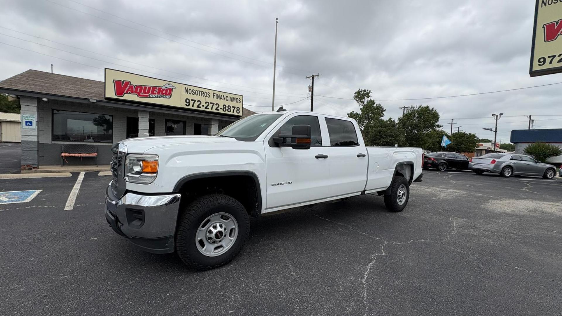 2018 White GMC Sierra 2500HD Base Crew Cab 2WD (1GT11REGXJF) with an 6.0L V8 OHV 16V FFV engine, 6A transmission, located at 945 E. Jefferson Blvd, Dallas, TX, 75203, (214) 943-7777, 32.752514, -96.811630 - Photo#0