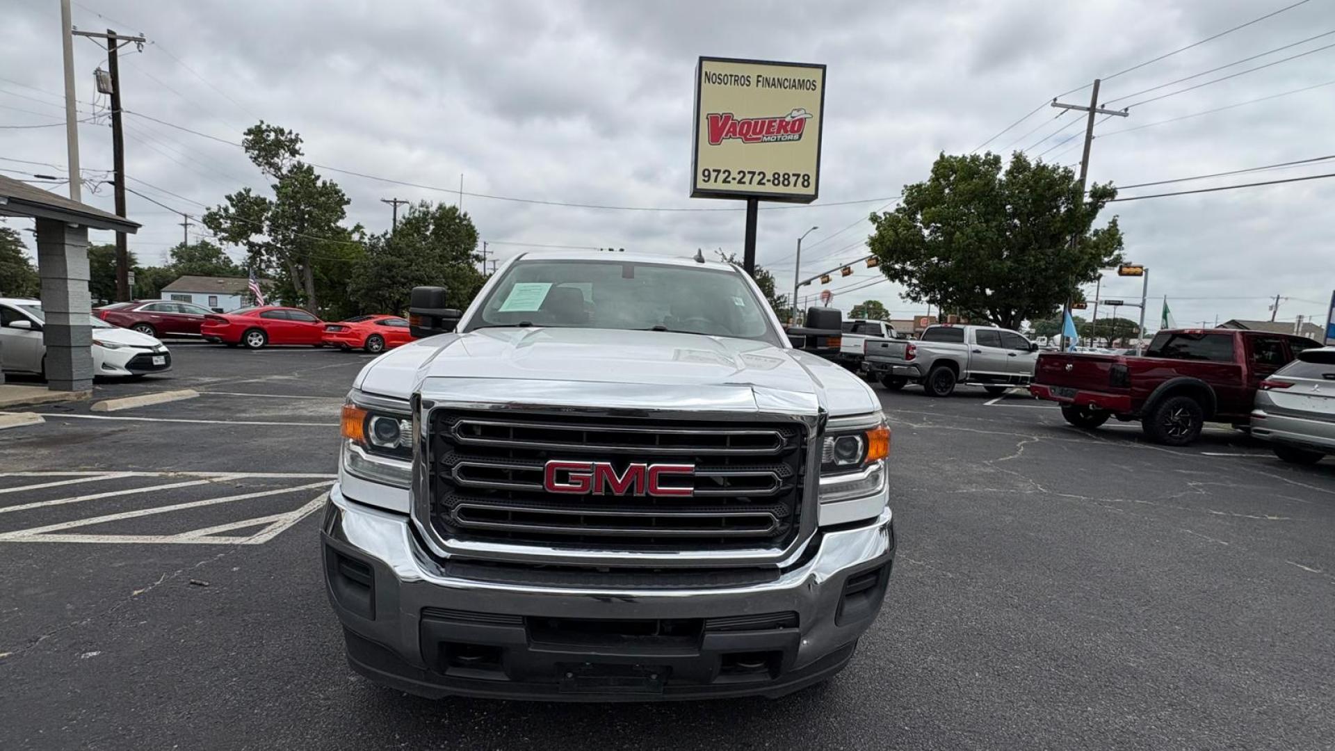 2018 White GMC Sierra 2500HD Base Crew Cab 2WD (1GT11REGXJF) with an 6.0L V8 OHV 16V FFV engine, 6A transmission, located at 945 E. Jefferson Blvd, Dallas, TX, 75203, (214) 943-7777, 32.752514, -96.811630 - Photo#1