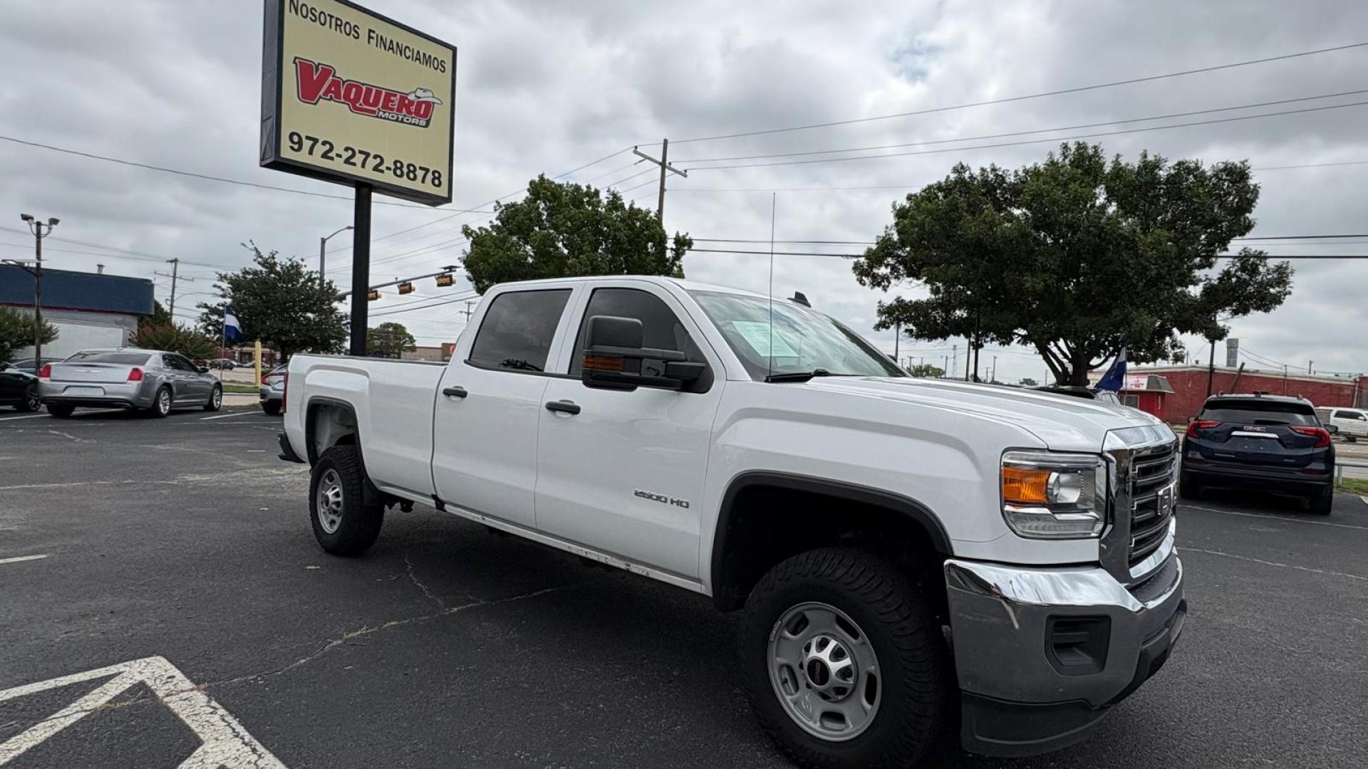 2018 White GMC Sierra 2500HD Base Crew Cab 2WD (1GT11REGXJF) with an 6.0L V8 OHV 16V FFV engine, 6A transmission, located at 945 E. Jefferson Blvd, Dallas, TX, 75203, (214) 943-7777, 32.752514, -96.811630 - Photo#2