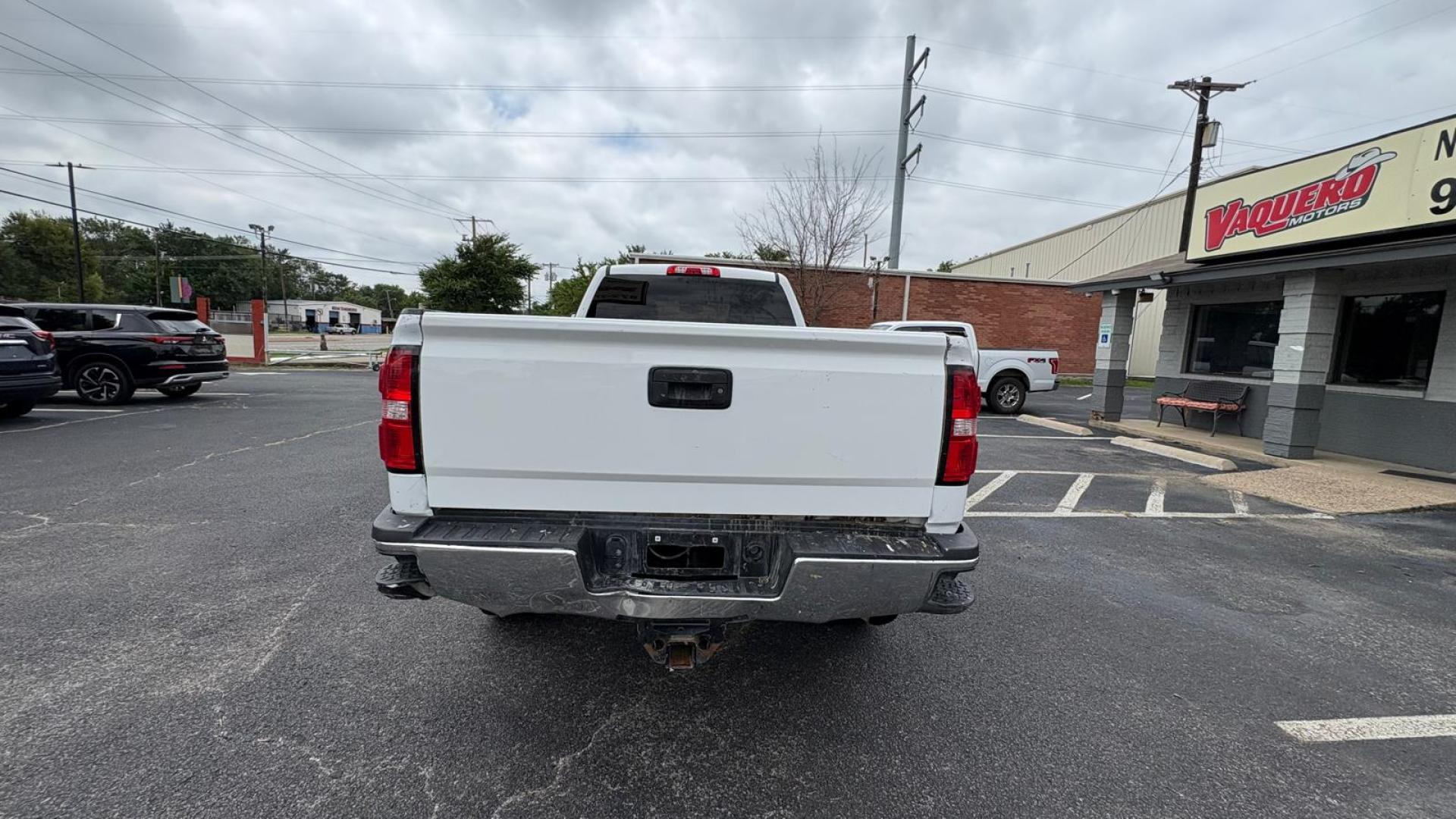 2018 White GMC Sierra 2500HD Base Crew Cab 2WD (1GT11REGXJF) with an 6.0L V8 OHV 16V FFV engine, 6A transmission, located at 945 E. Jefferson Blvd, Dallas, TX, 75203, (214) 943-7777, 32.752514, -96.811630 - Photo#3