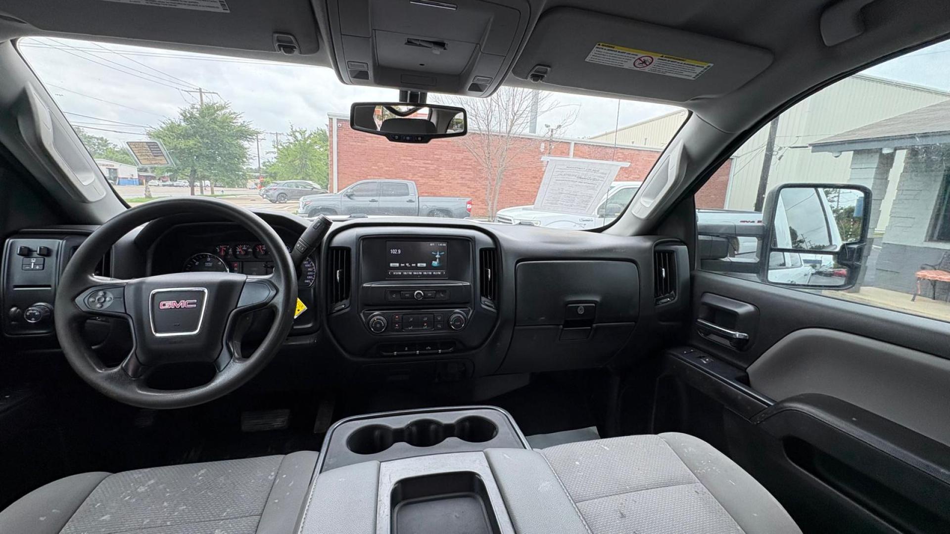 2018 White GMC Sierra 2500HD Base Crew Cab 2WD (1GT11REGXJF) with an 6.0L V8 OHV 16V FFV engine, 6A transmission, located at 945 E. Jefferson Blvd, Dallas, TX, 75203, (214) 943-7777, 32.752514, -96.811630 - Photo#4