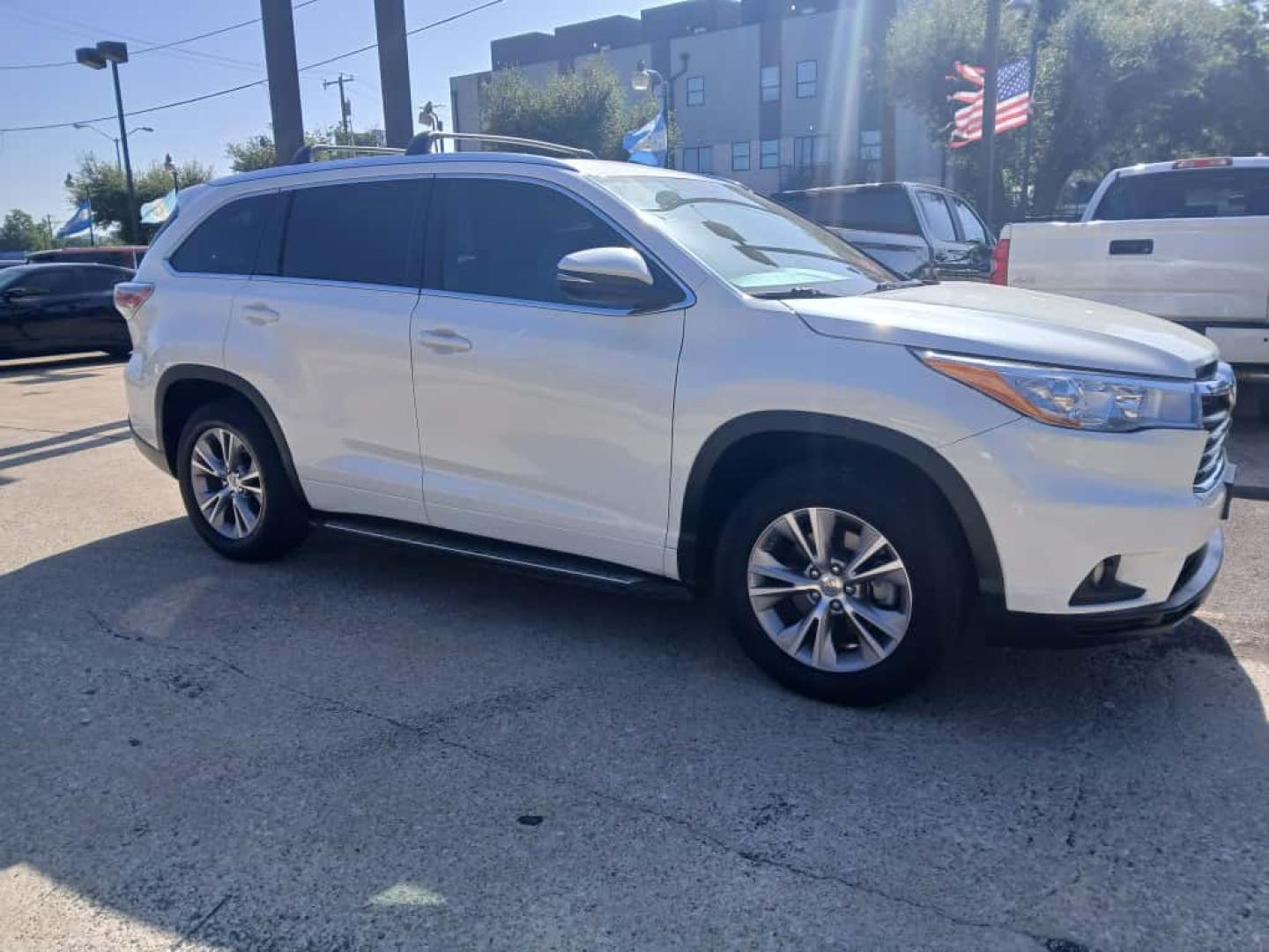 2014 White Toyota Highlander XLE FWD V6 (5TDKKRFH1ES) with an 3.5L V6 DOHC 24V engine, 6-Speed Automatic transmission, located at 945 E. Jefferson Blvd, Dallas, TX, 75203, (214) 943-7777, 32.752514, -96.811630 - Photo#2