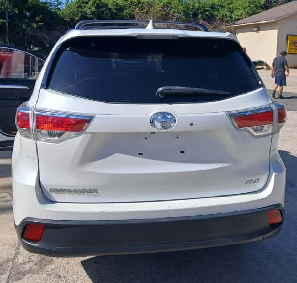 2014 White Toyota Highlander XLE FWD V6 (5TDKKRFH1ES) with an 3.5L V6 DOHC 24V engine, 6-Speed Automatic transmission, located at 945 E. Jefferson Blvd, Dallas, TX, 75203, (214) 943-7777, 32.752514, -96.811630 - Photo#3