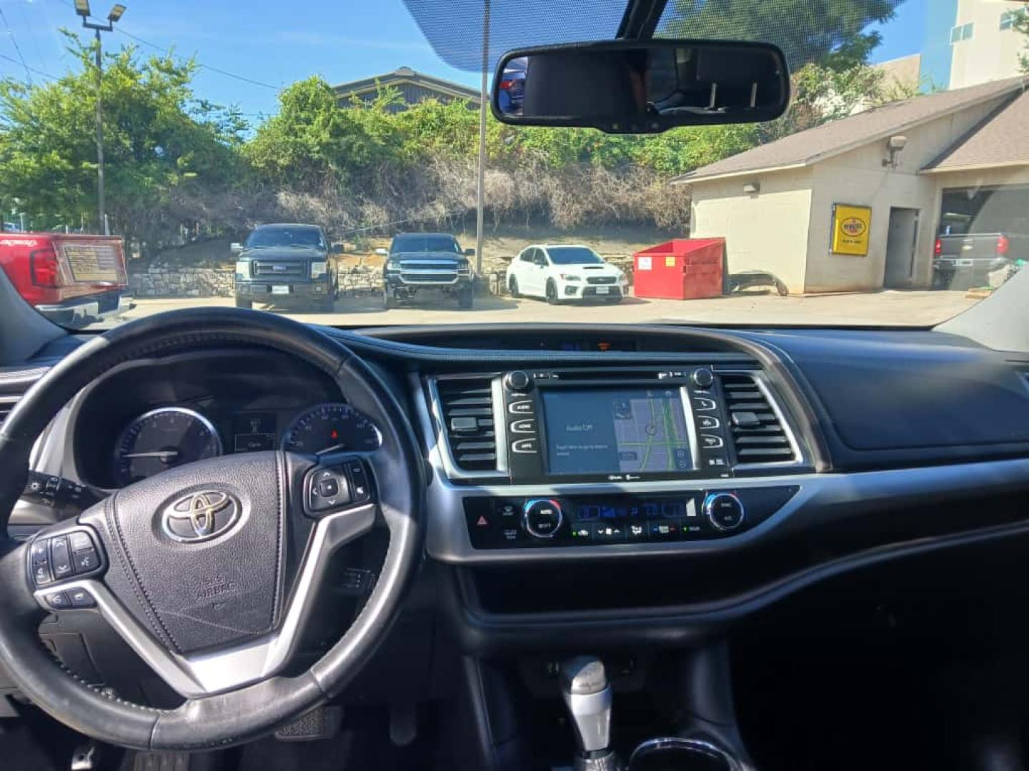 2014 White Toyota Highlander XLE FWD V6 (5TDKKRFH1ES) with an 3.5L V6 DOHC 24V engine, 6-Speed Automatic transmission, located at 945 E. Jefferson Blvd, Dallas, TX, 75203, (214) 943-7777, 32.752514, -96.811630 - Photo#4