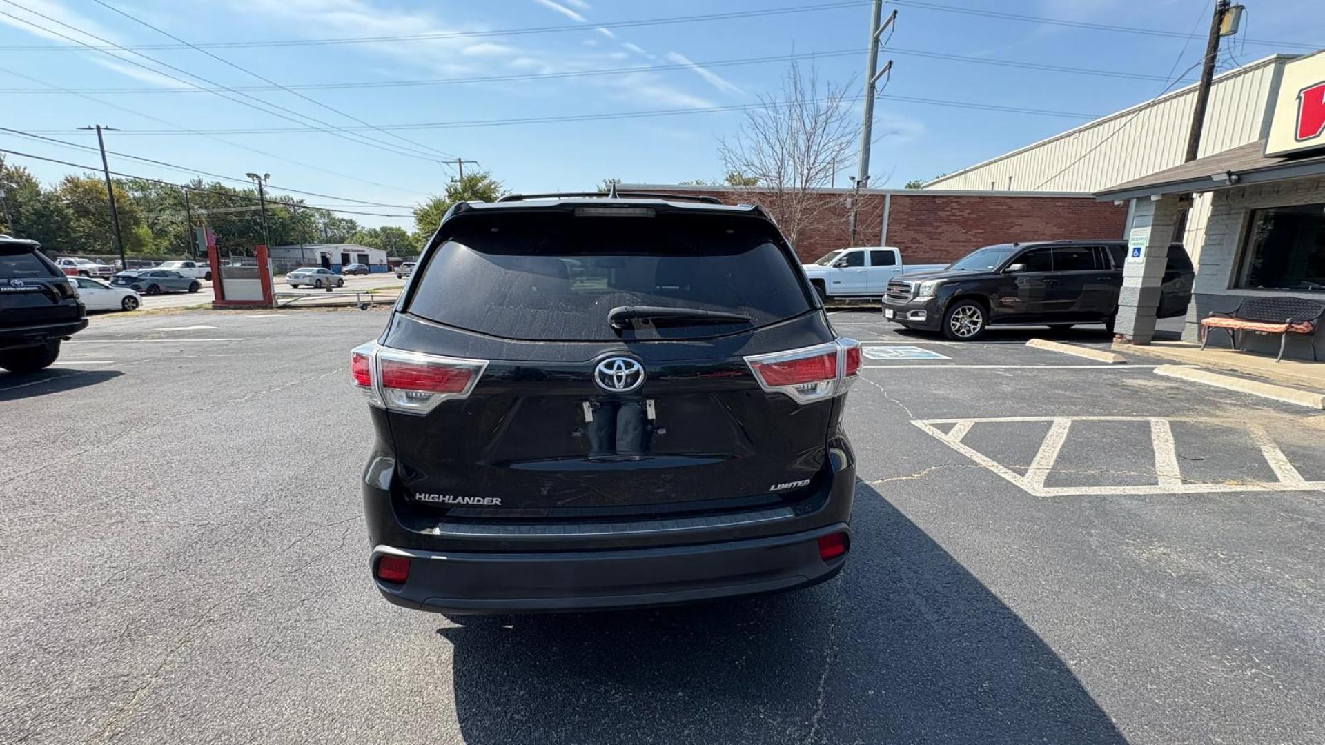 2016 Black Toyota Highlander Limited FWD V6 (5TDYKRFH0GS) with an 3.5L V6 DOHC 24V engine, 6A transmission, located at 945 E. Jefferson Blvd, Dallas, TX, 75203, (214) 943-7777, 32.752514, -96.811630 - Photo#3