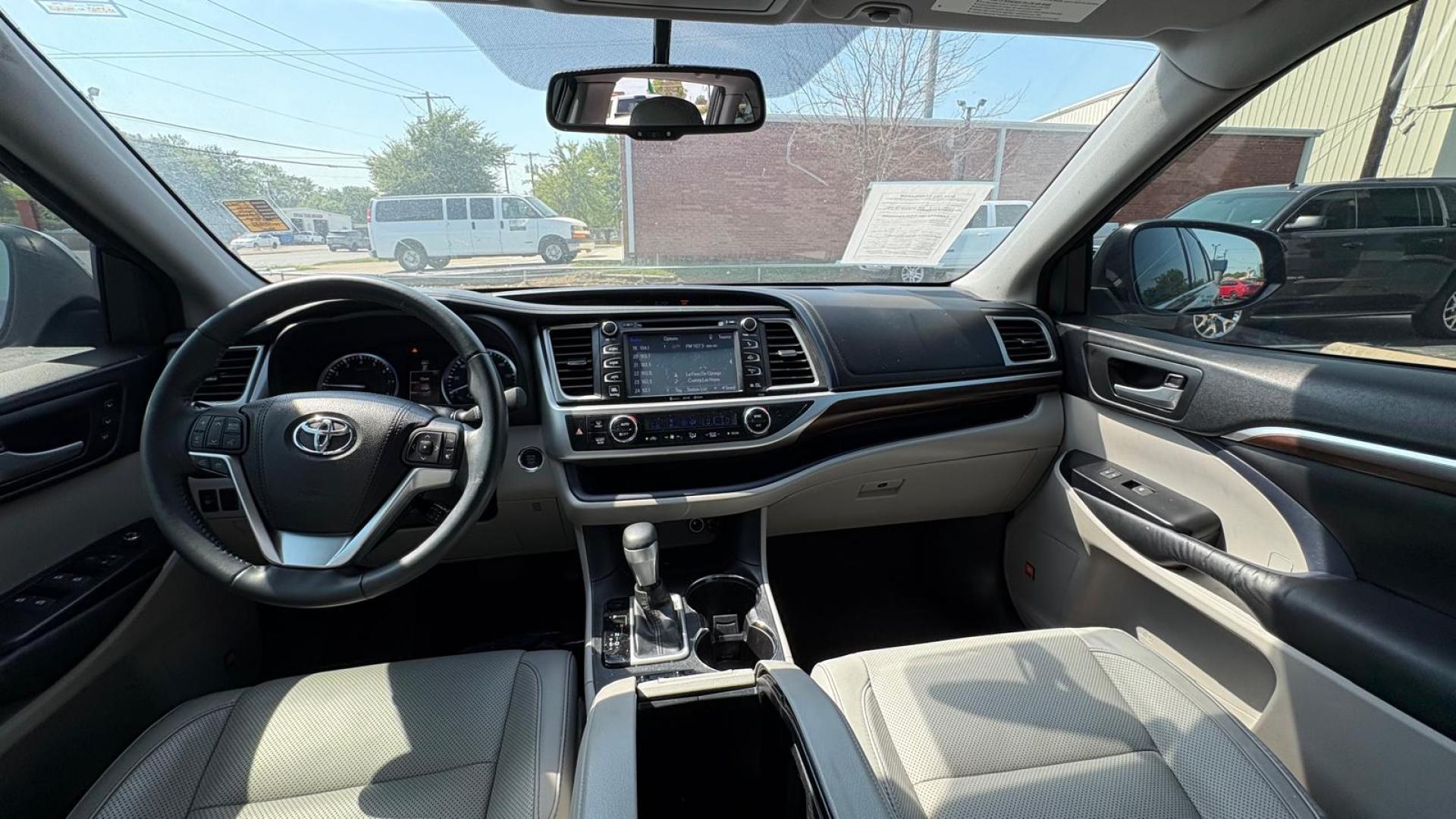 2016 Black Toyota Highlander Limited FWD V6 (5TDYKRFH0GS) with an 3.5L V6 DOHC 24V engine, 6A transmission, located at 945 E. Jefferson Blvd, Dallas, TX, 75203, (214) 943-7777, 32.752514, -96.811630 - Photo#4