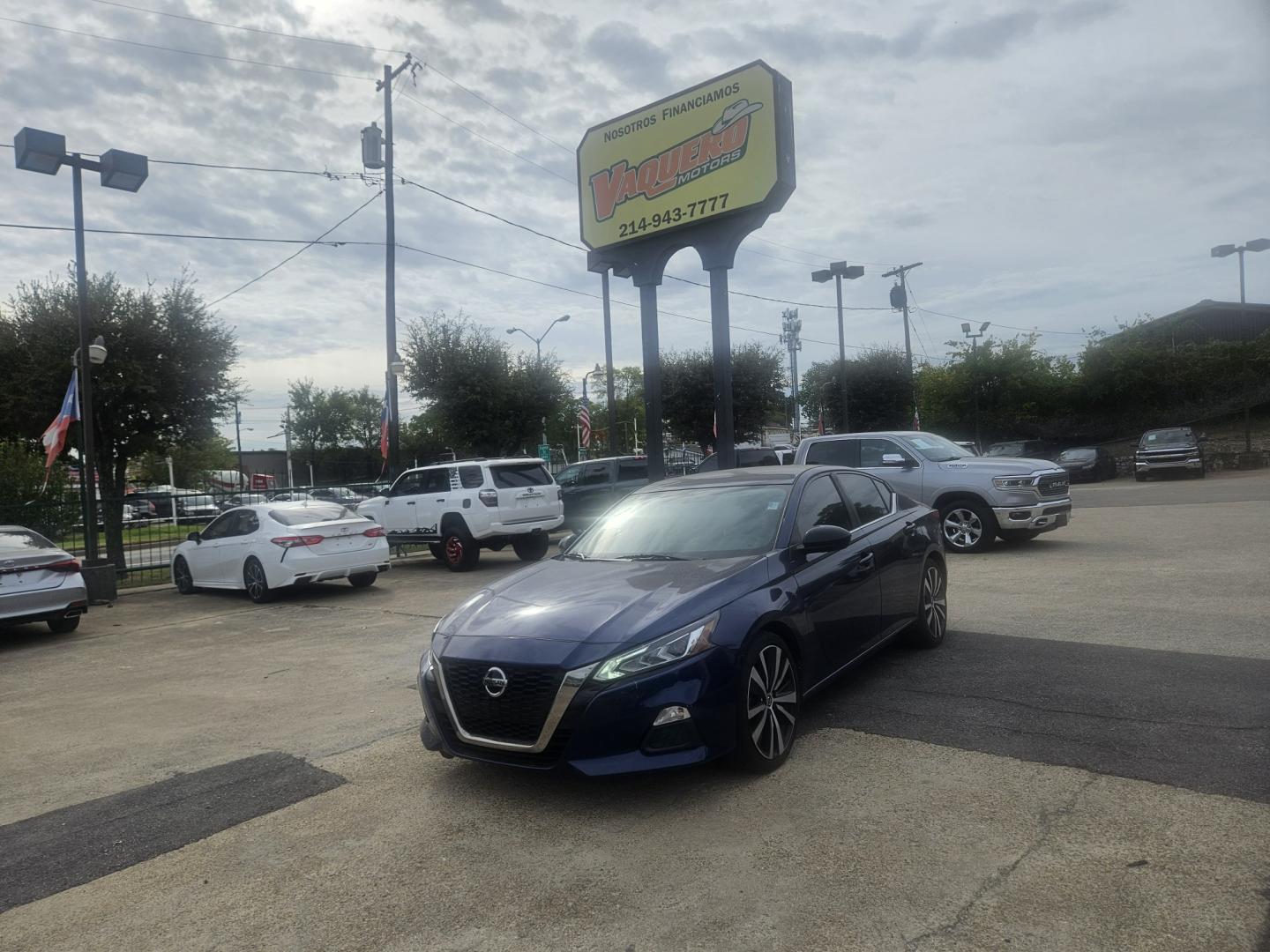 2019 Blue /BLACK Nissan Altima 2.5 SR (1N4BL4CV4KC) with an 2.5L L4 DOHC 16V engine, CVT transmission, located at 945 E. Jefferson Blvd, Dallas, TX, 75203, (214) 943-7777, 32.752514, -96.811630- Photo#0