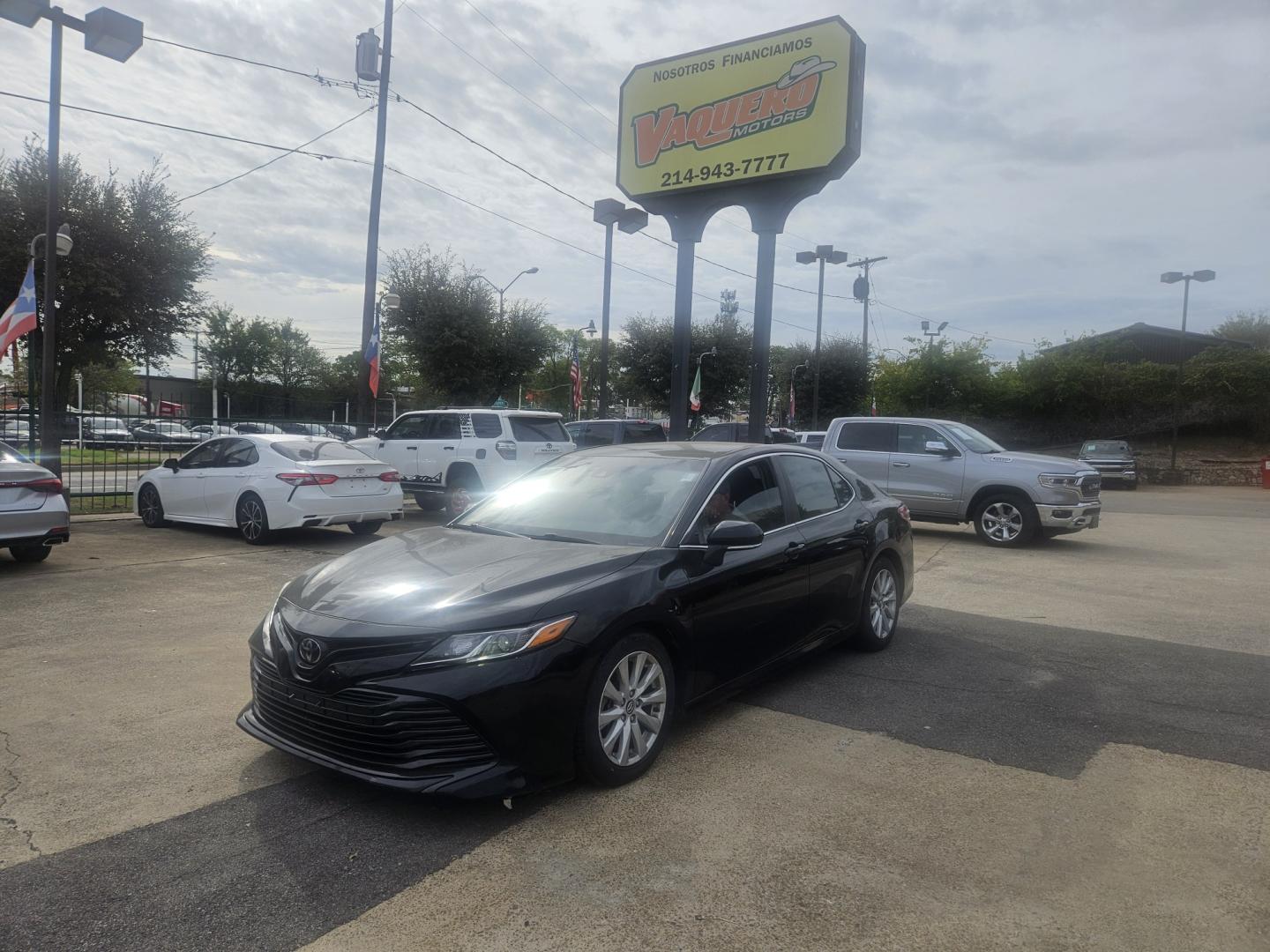 2018 Black /BLACK Toyota Camry LE (4T1B11HK5JU) with an 2.5L L4 DOHC 16V engine, 8A transmission, located at 945 E. Jefferson Blvd, Dallas, TX, 75203, (214) 943-7777, 32.752514, -96.811630- Photo#1